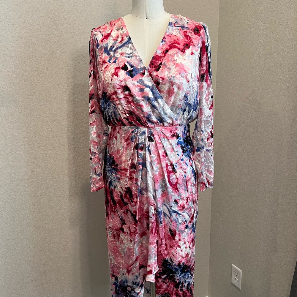 White House Black Market Pink and Blue Floral Robe